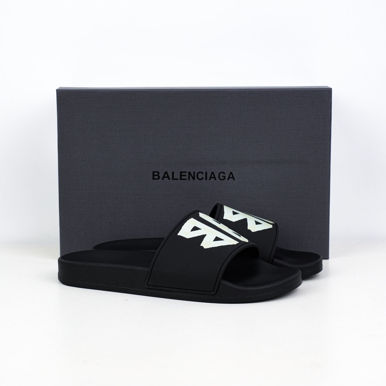 Balenciaga
Tape-logo slides