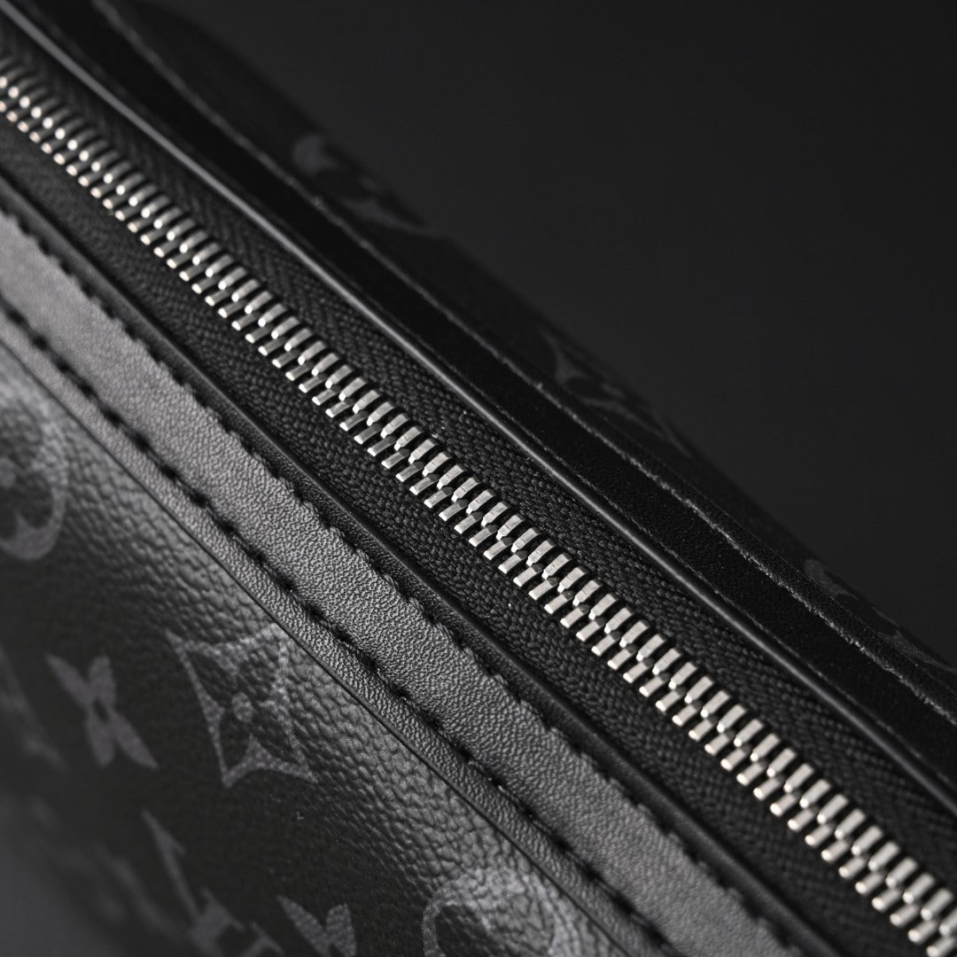 Louis Vuitton Trio messenger bag